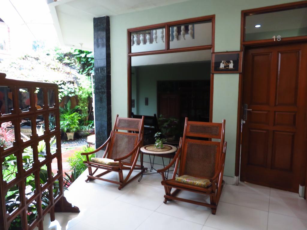 Enny'S Guest House Malang Exterior foto