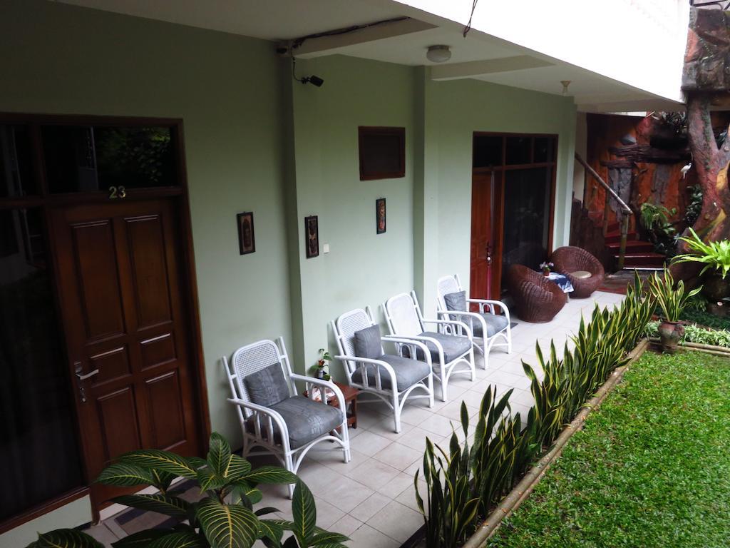Enny'S Guest House Malang Exterior foto
